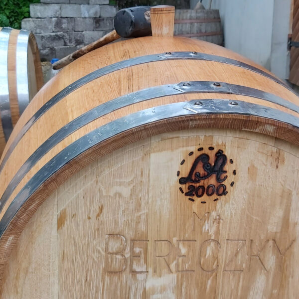 Bereczky-winery-barrel-with-wine