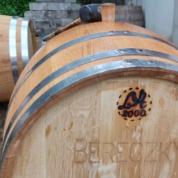 Bereczky-winery-barrels-with-wine